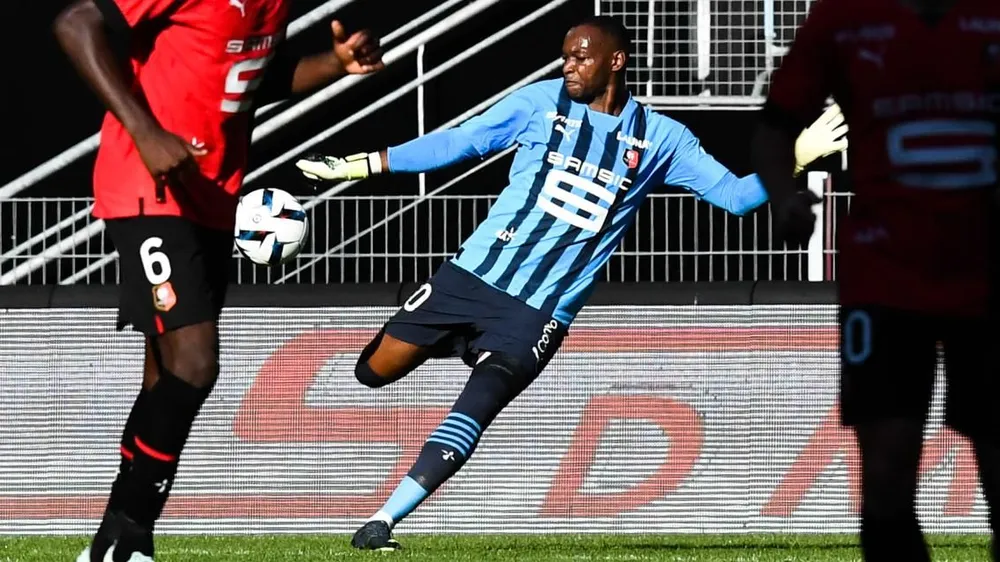 Lão tướng Mandanda phất bóng kiến tạo thành bàn