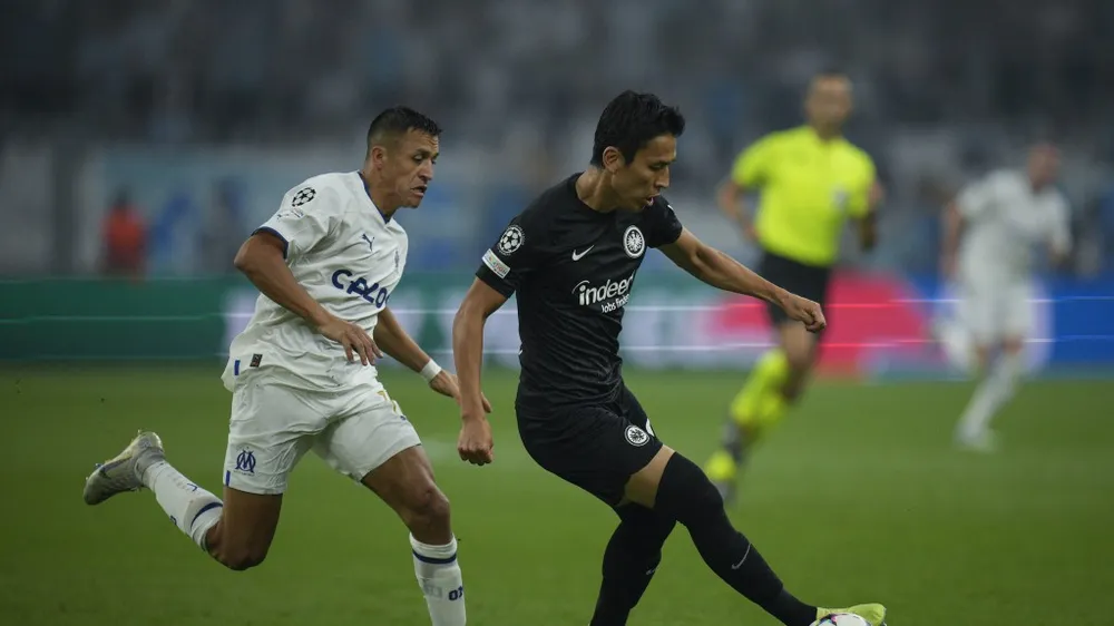 Alexis Sanchez "hờ hững" trước Frankfurt