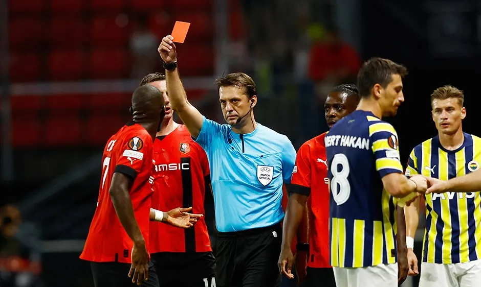 Thẻ đỏ của Traore gián tiếp khiến Rennes mất điểm trước Fenerbahce
