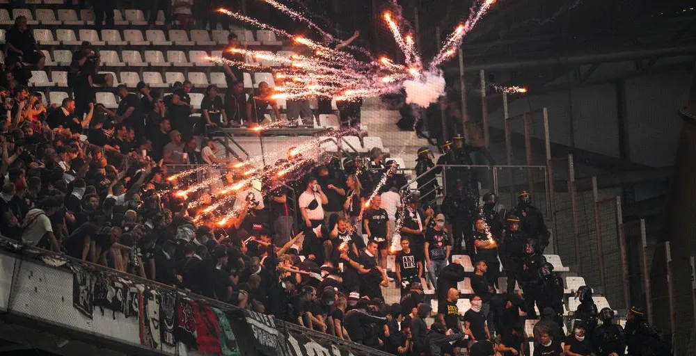 Khán giả quá khích "múa lửa" khi Marseille đấu Frankfurt