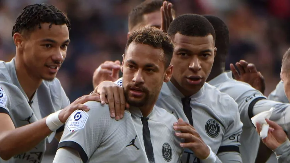 Neymar tỏa sáng trước Lorient