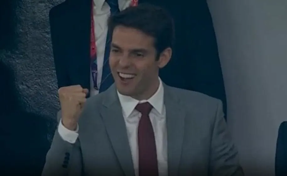 Kaka ăn mừng bàn thắng của Casemiro