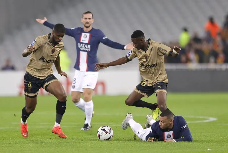 Mbappe bị Lens vô hiệu hóa