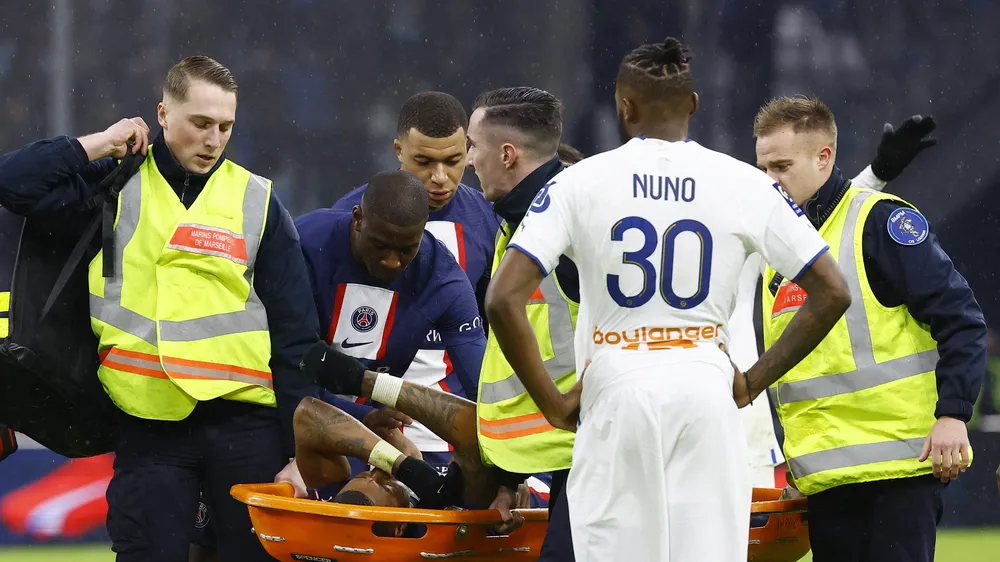 Kimpembe nằm cáng rời sân vì chấn thương