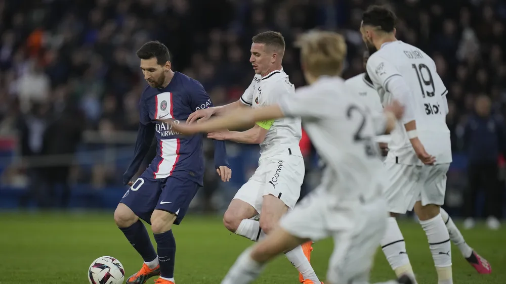 Messi bất lực trước Rennes
