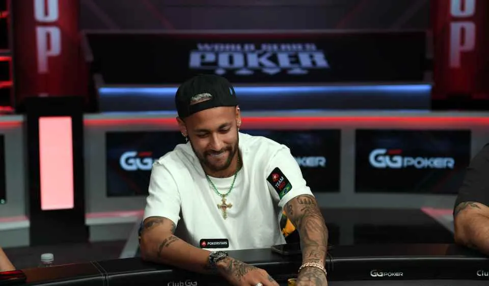 Neymar rất mê đánh bài