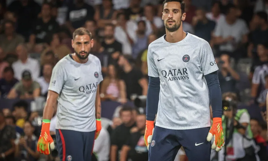 Sergio Rico bên cạnh Donnarumma