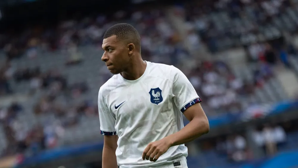 Mbappe mặc áo tuyển nữ Pháp