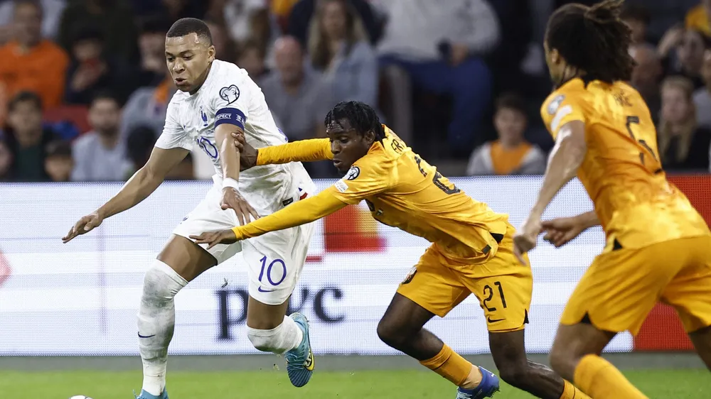 Mbappe vừa ghi cú đúp vào lưới Hà Lan