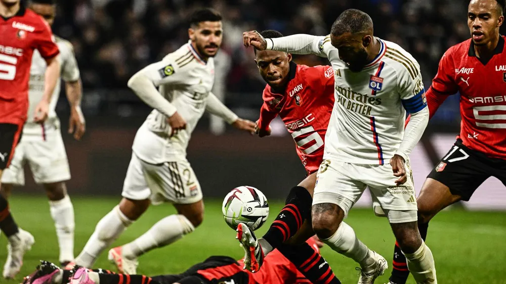 Lacazette ghi bàn nhưng Lyon vẫn thua Rennes