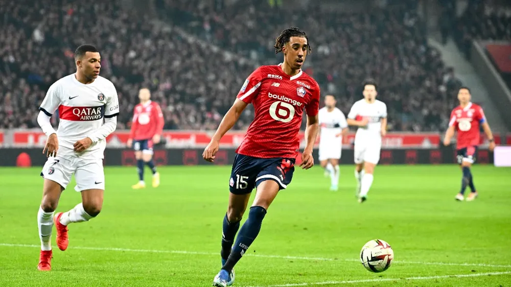 Leny Yoro đối đầu Mbappe