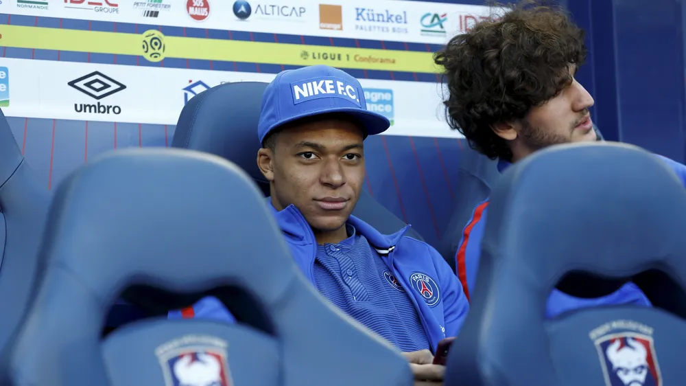 Mbappe trong một lần thi đấu tại sân vận động SM Caen thời còn khoác áo PSG