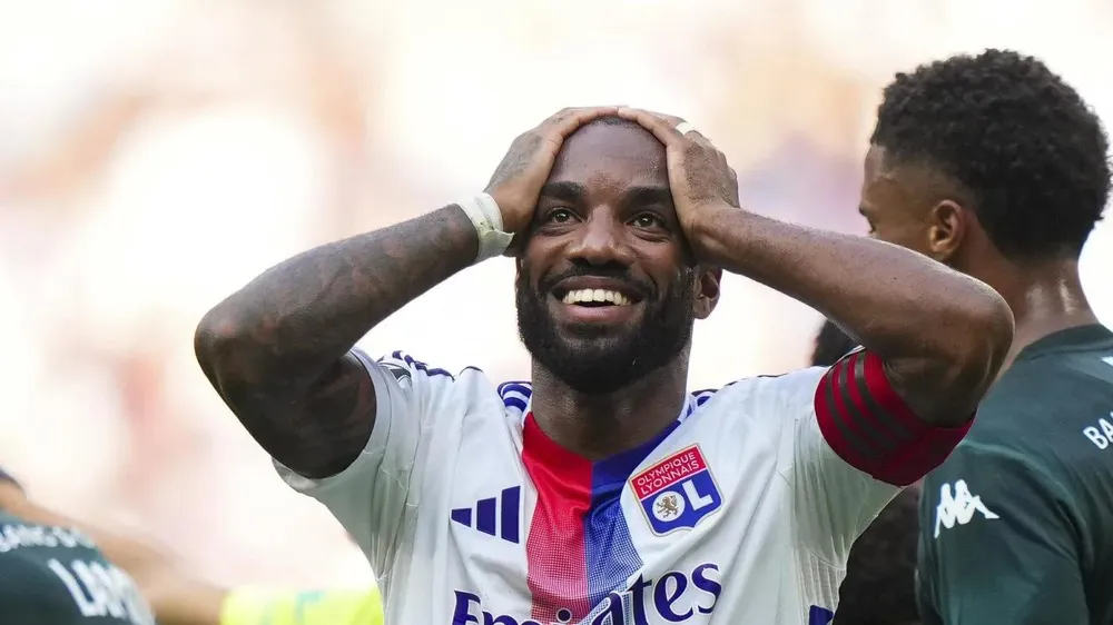 Lacazette cùng các đồng đội chưa thắng trận nào tại Ligue 1 2024/25