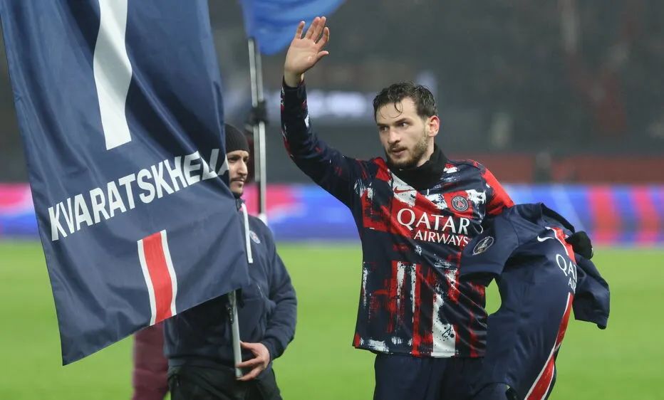 Khvicha Kvaratskhelia không muốn bị so sánh với Kylian Mbappe.