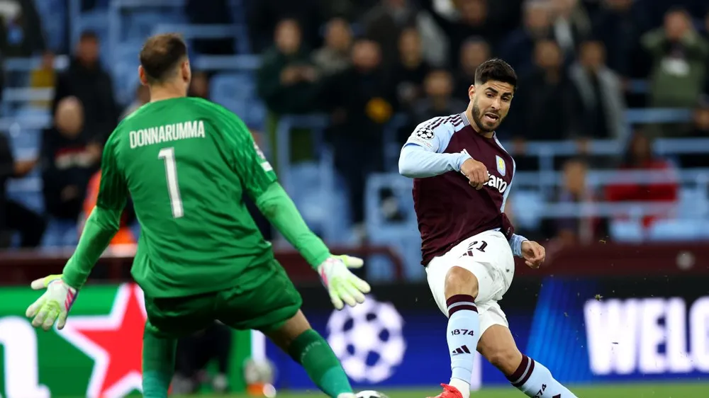 Asensio đối mặt Donnarumma khi Aston Villa gặp PSG tại Champions League mùa trước. Ảnh: REUTERS