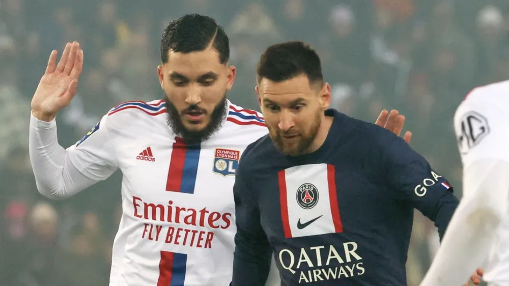 Rayan Cherki từng có dịp đối đầu huyền thoại Lionel Messi khi Lyon chạm trán PSG. Ảnh: Getty Images