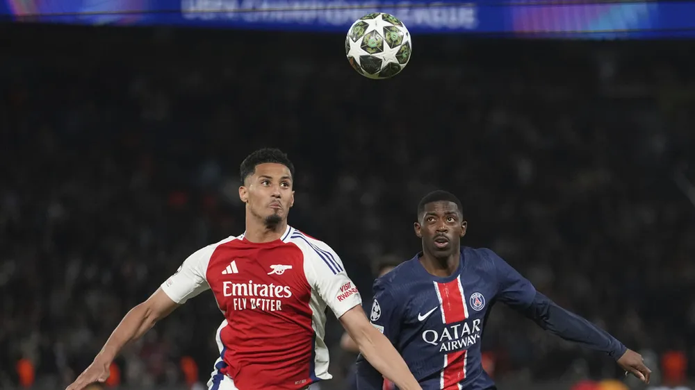 Dembele tranh chấp bóng với đồng hương Saliba, khi PSG thắng Arsenal tại bán kết lượt về Champions League 2024/25. Ảnh: AP