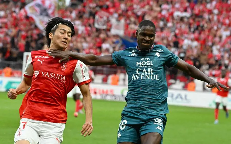 Keito Nakamura bị phong tỏa hoàn toàn trong thất bại play-off trụ hạng của Reims trước Metz. Ảnh: AFP