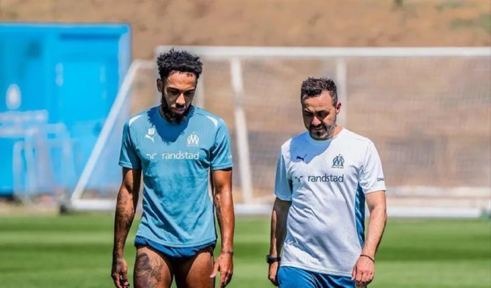 Aubameyang bên cạnh HLV De Zerbi thời còn cộng tác tại Marseille. Ảnh: The Athletic