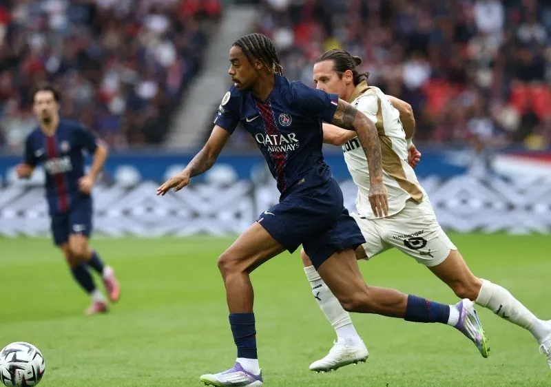 Barcola lập cú đúp vào lưới Lens ở vòng 4 Ligue 1 2025/26. Ảnh: AFP