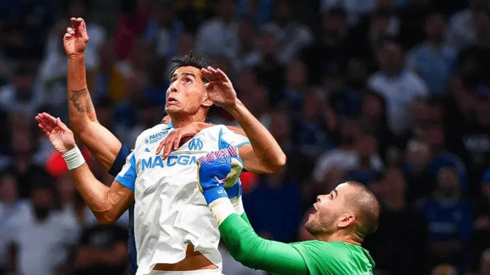 Nayef Aguerd trừng phạt sai lầm thủ môn Chevalier phía PSG khi đánh đầu ghi bàn giúp Marseille thắng trận Le Classique. Ảnh: La Provence