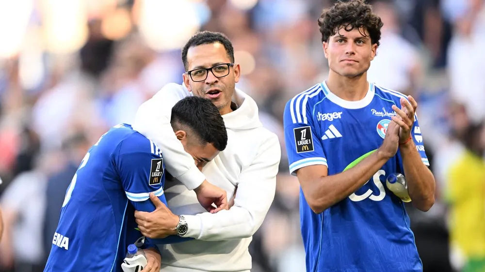 HLV Liam Rosenior bên cạnh các học trò tại Strasbourg. Ảnh: Getty Images