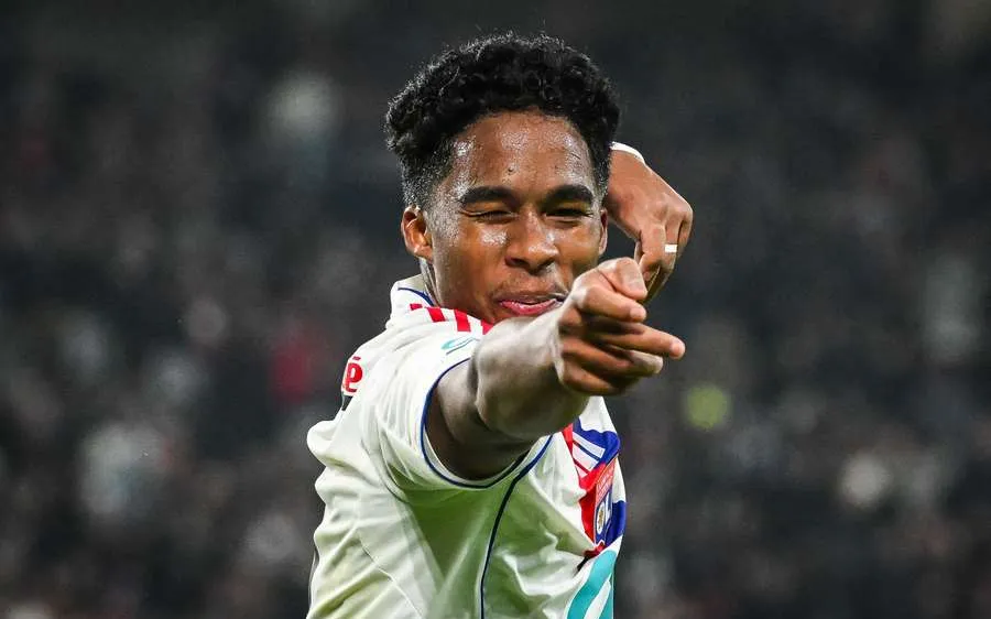 Endrick ăn mừng bàn thắng đầu tiên cho Olympique Lyon vào lưới Lille. Ảnh: AFP