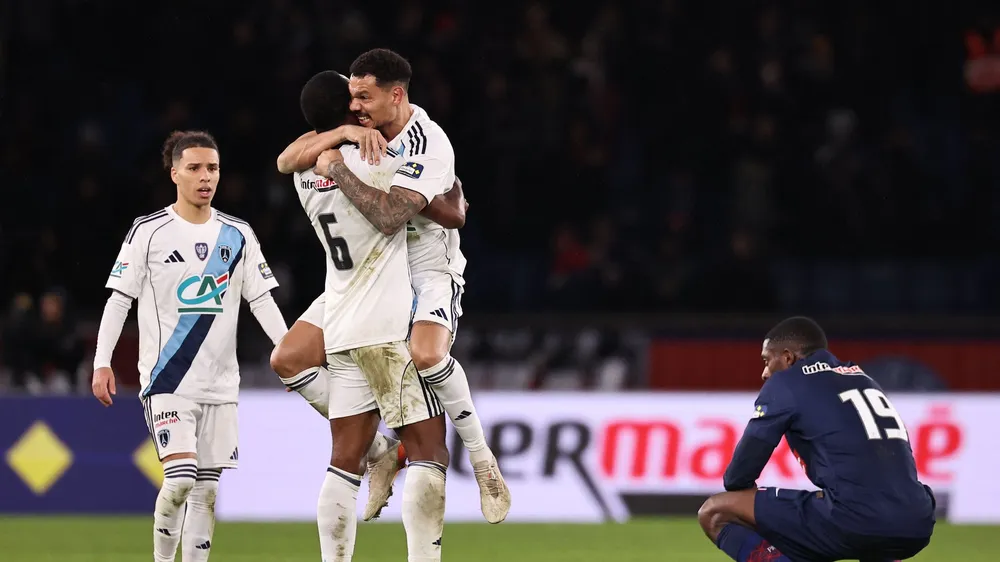 Ousmane Dembele gục xuống thất vọng trước các cầu thủ Paris FC. Ảnh: AFP