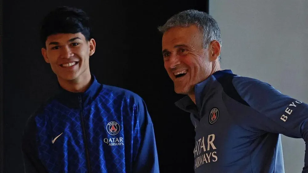 Dro Fernandez bên cạnh HLV Luis Enrique trong ngày ra mắt PSG. Ảnh: Getty Images