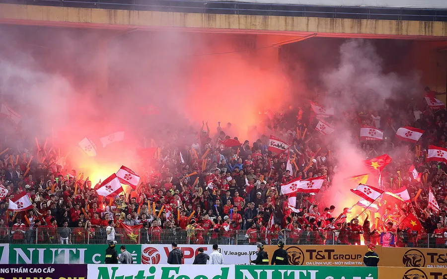 Pháo sáng sớm xuất hiện ở đầu mùa V-League 2018. Ảnh: MINH HOÀNG