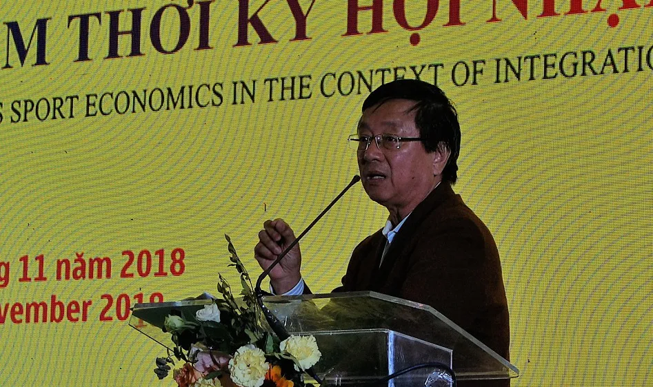 Ông Phạm Ngọc Viễn đọc tham luận tại Hội thảo