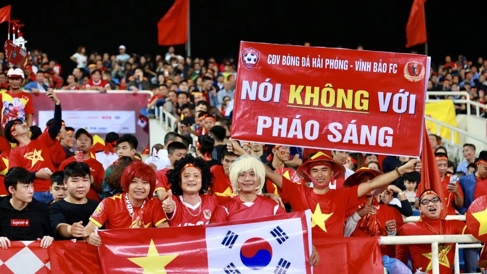Nhiều CĐV đã căng băng-rôn kêu gọi nói không với pháo sáng. 