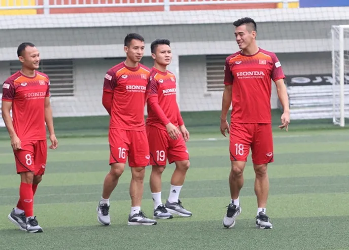Các cầu thủ từ ĐTQG vừa vào TPHCM chỉ tập nhẹ ở bên ngoài. Ảnh: Hữu Thịnh