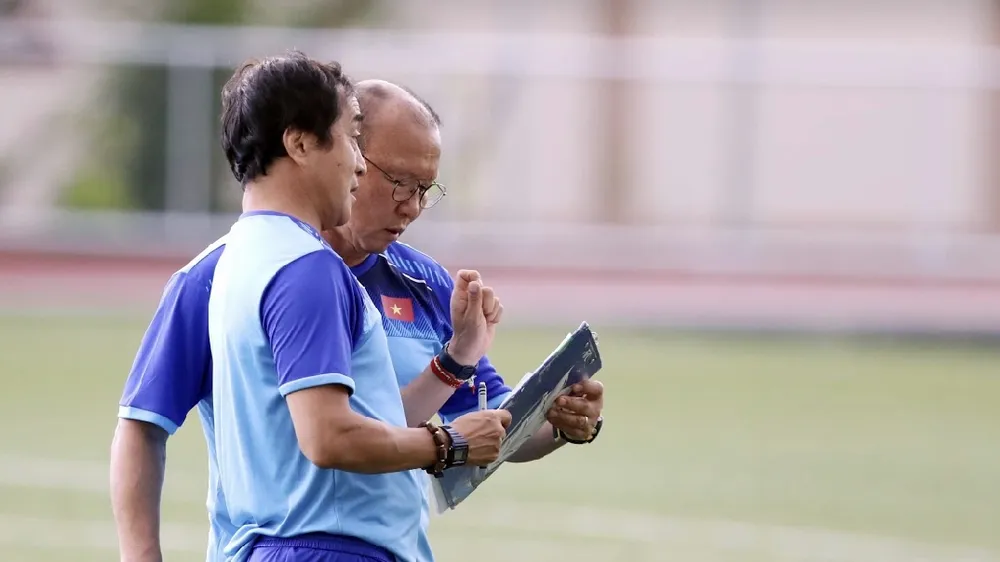 Ông Park trao đổi cùng trợ lý Lee trên sân tập. Ảnh: Thanh Đình