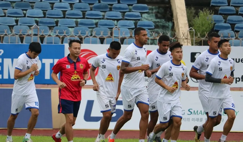Thầy trò đội Quảng Nam trên sân tập sáng 24-4. Ảnh: QNFC