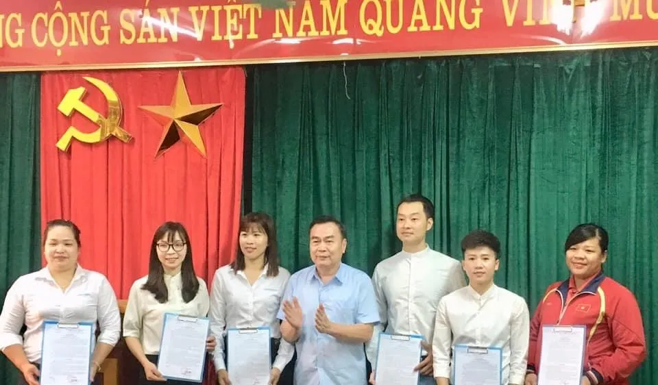 Tuyết Dung và các VĐV nhận quyết định vào ngày 7-5.