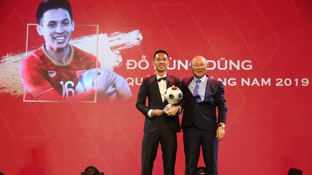 HLV Park Hang-seo bên cạnh QBV VN 2019 Đỗ Hùng Dũng. Ảnh: Dũng Phương
