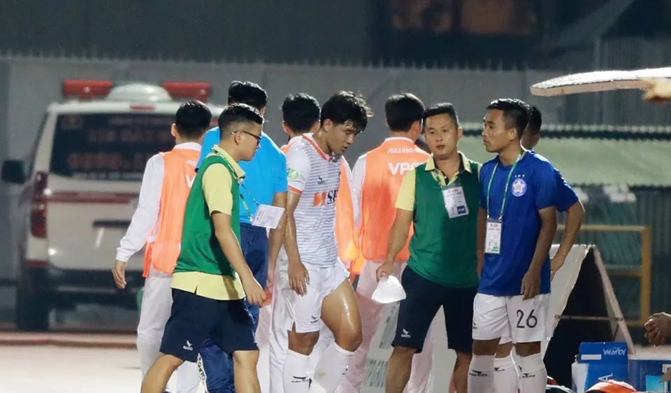 Đức Chinh rời sân vì chấn thương vào đầu trận. Ảnh: Nguyễn Hoàng