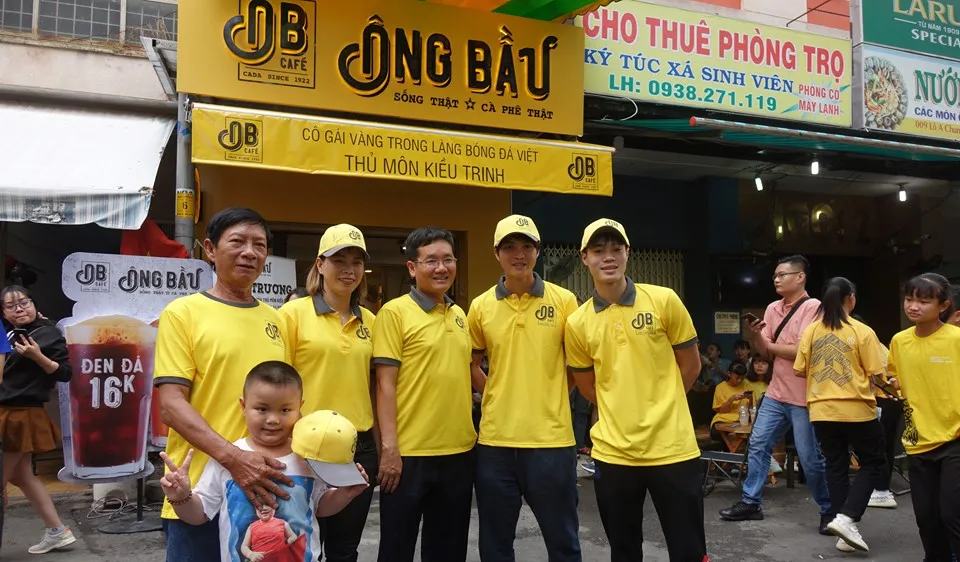 Ông Trần Thanh Hải, Chủ tịch Công ty NutiFood, cùng hai cầu thủ Văn Toàn, Tuấn Anh chụp ảnh lưu niệm cùng cô chủ Kiều Trinh. Ảnh: Anh Trần