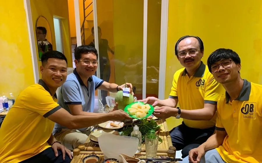Bầu Hải và bầu Thắng đến chúc mừng Công Phượng và Đông Triều.