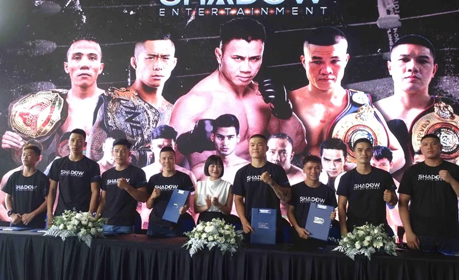 Các võ sĩ chụp ảnh lưu niệm cùng đại diện công ty Shadow Entertainment tại lễ ký kết. Ảnh: Anh Trần