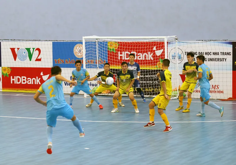 S.Khánh Hòa (áo xanh) thắng dễ 4-0 trước các cầu thủ trẻ Cao Bằng.