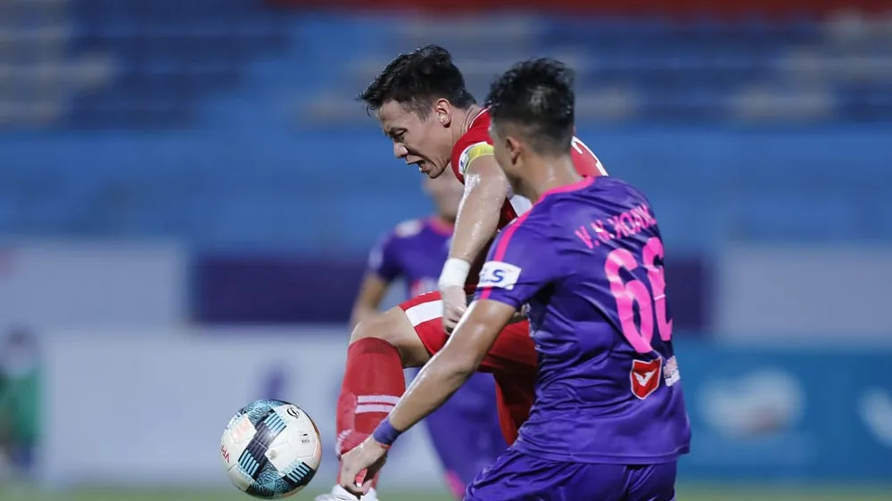 Quế Ngọc Hải chỉ huy thành công hàng phòng ngự Viettel trong trận gặp đội đầu bảng Sài Gòn. Ảnh: MINH HOÀNG