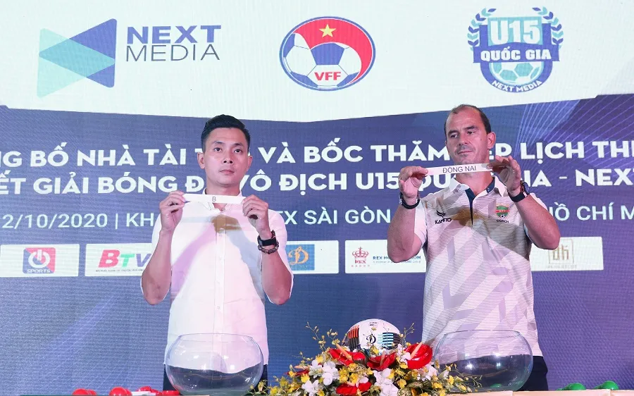 Huỳnh Kesley (phải), HLV đội chủ nhà cùng đại diện nhà tài trợ trong phần bốc thăm chia bảng. Ảnh: ANH TRẦN