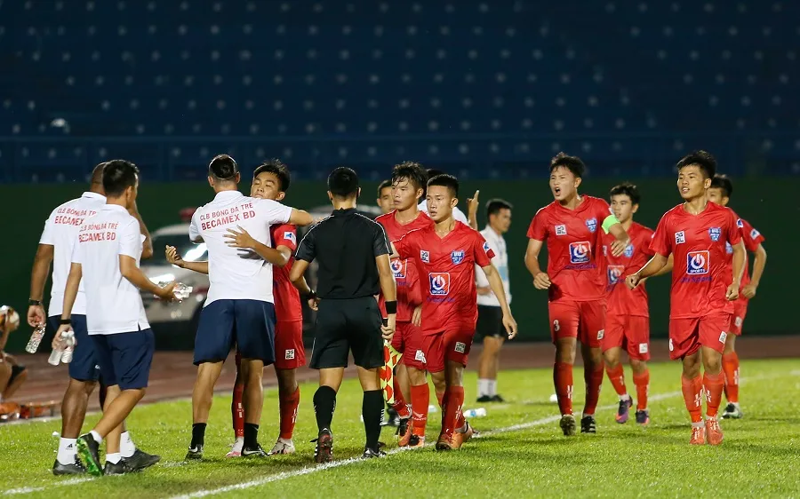 Niềm vui của thầy trò HLV Huỳnh Kesley. Ảnh: ANH KHOA