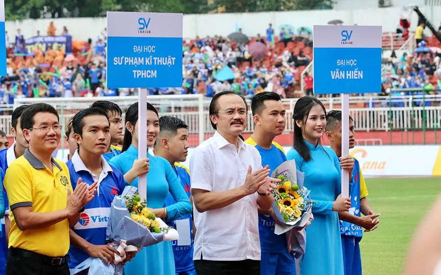 Bầu Thắng và Chủ tịch công ty Nutifood Trần Thanh Hải tại lễ khai mạc. Ảnh: DŨNG PHƯƠNG