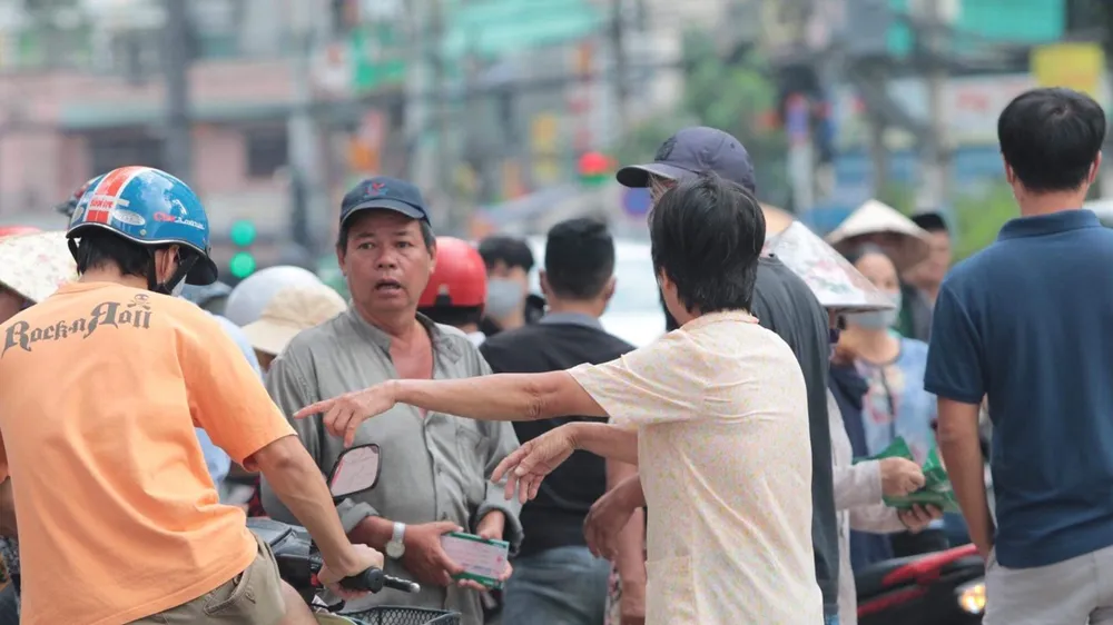 Phe vé hoạt động trước sân Thống Nhất 