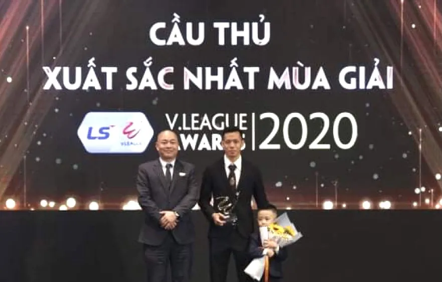 Văn Quyết năm thứ 2 liên tiếp được vinh danh. Ảnh: MINH HOÀNG
