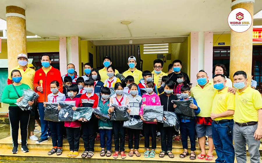 Đoàn công tác trao quà cho học sinh trường Trà Sơn