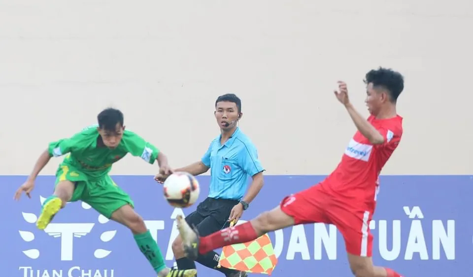 Đại học Nông Lâm (áo xanh) được đánh giá cao ở cuộc đua vô địch. 
